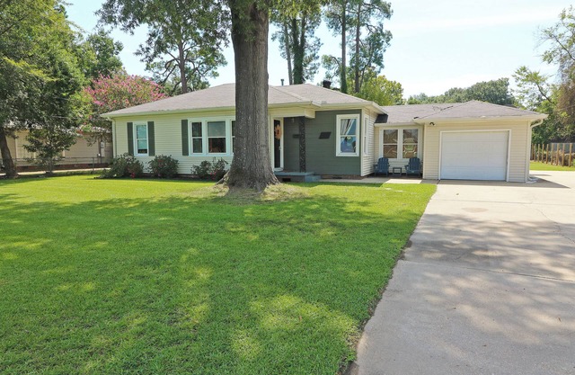 3-bedroom house near Forsythe. Pet friendly! Fenced yard. Perfect for groups!