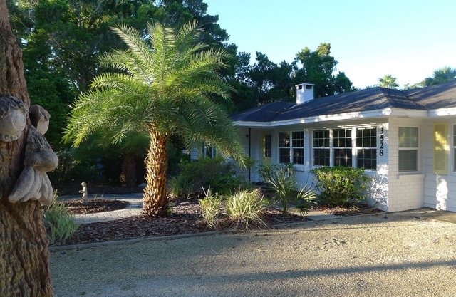 3 Bedroom House North End of Siesta Key - Short Walk To Shell Beach