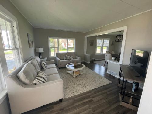 3 Bedroom House with Lake Pepin views with access to shared pool