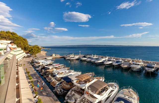 3-bedroom Santa Barbara Yacht in charming Podstrana with AC, WiFi , Flat TVn