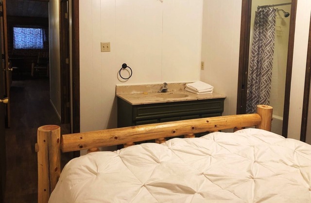 3 Bedroom Snowshoe Log Cabin