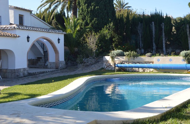 3 Bedroom Villa with air conditioning and large swimming pool