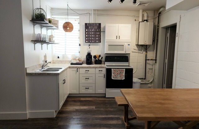 3 bedroom! Wifi! Huge covered patio! Kitchen! Private parking!
