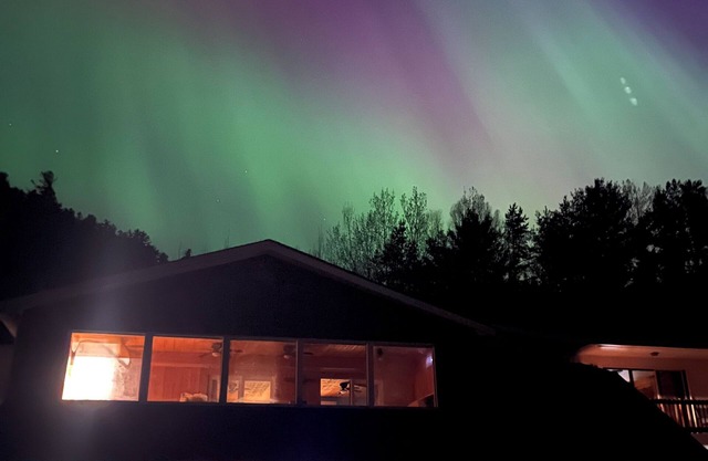 3 BR 22 bed newly renovated restaurant and bar w/spectacular views of Mt Kineo