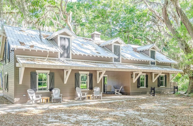 3-BR Dogtrot Cottage w/dock, pool, & private firepit on Emma's Driftwood Farm