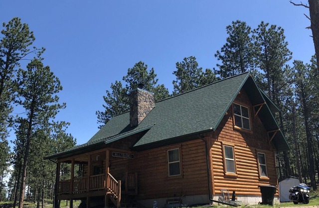 3 BR LOG Cabin, 6 miles west of Custer. Secluded and ready for you and your pet