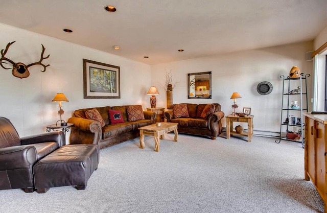 3 Br Unit With Fireplace & Mountain Views Condo