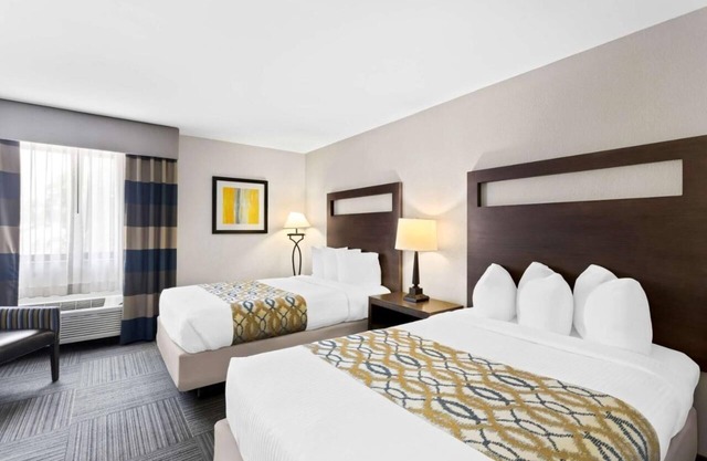 3 Comfy Units with Easy Access to City, Shops & Restaurants - Free Breakfast!