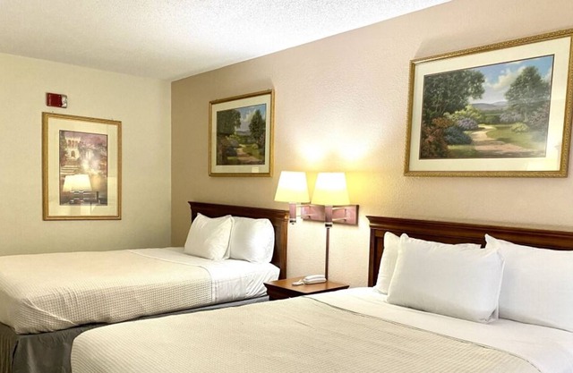 3 Convenient Units Close to Riverbend Park! Free Breakfast & Parking