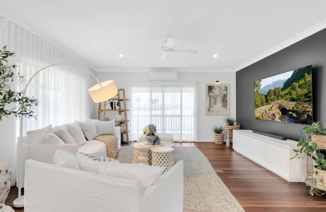 3 Galahs - Sleeps 8 Luxe Riverside Retreat