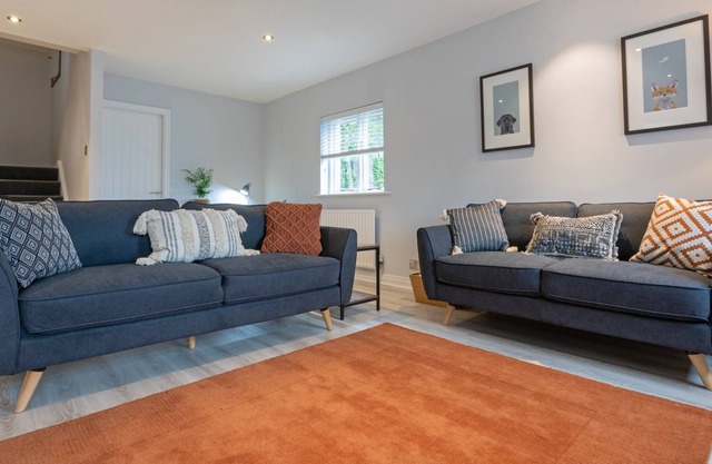 3 level detached townhouse/ 2bedrooms/ living area