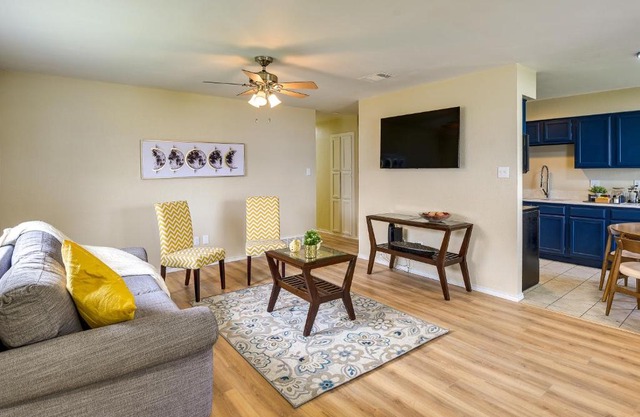 3 Mi to Dtwn Waxahachie Townhome with Fire Pit