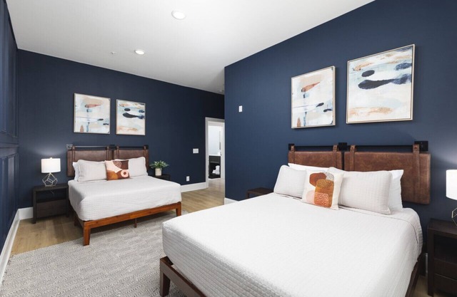 3 Miles to Downtown Broadway Bars - Walk to Coffee