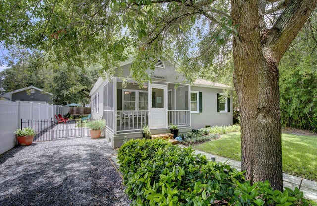 3-Min Walk to Beach Dog-Friendly 1940s Charm St. Simons Island