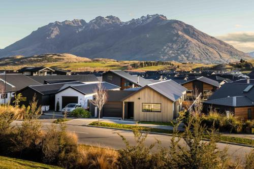 3 mins to Remarkable resort