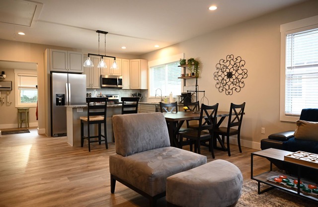 3 Minutes to Downtown! 2BD/2BA + Pet friendly!