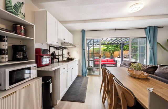 3 minutes to South Coast Plaza! Lovely garden-view retreat with King-sized bed