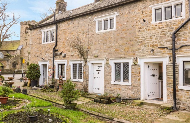 3 POOLE END, pet friendly, with open fire in Whalley