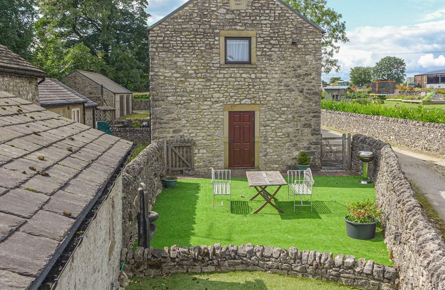 3 PRIMITIVE MEWS, pet friendly, with a garden in Chelmorton