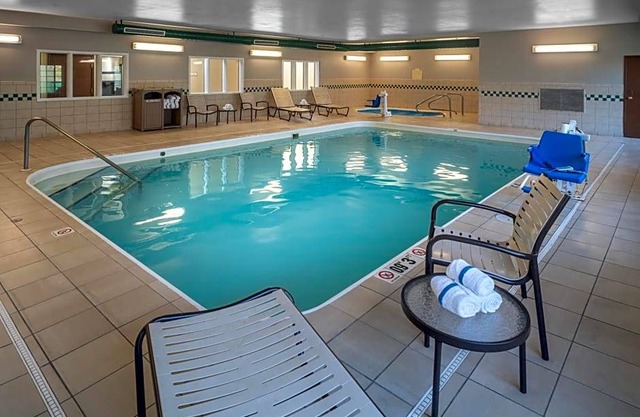 3-Star Hotel ∙ Country Inn & Suites by Radisson, Charleston South, WV