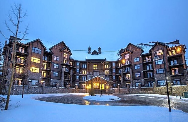 3-Star Hotel ∙ Glacier Mountaineer Lodge