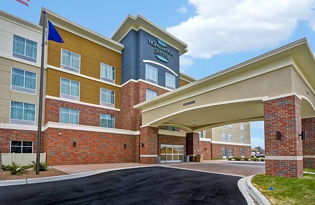 3-Star Hotel ∙ Homewood Suites By Hilton Warren Detroit