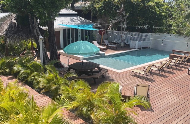 #3-West Bay 2 Bedroom Apt-2 min walk to the beach!