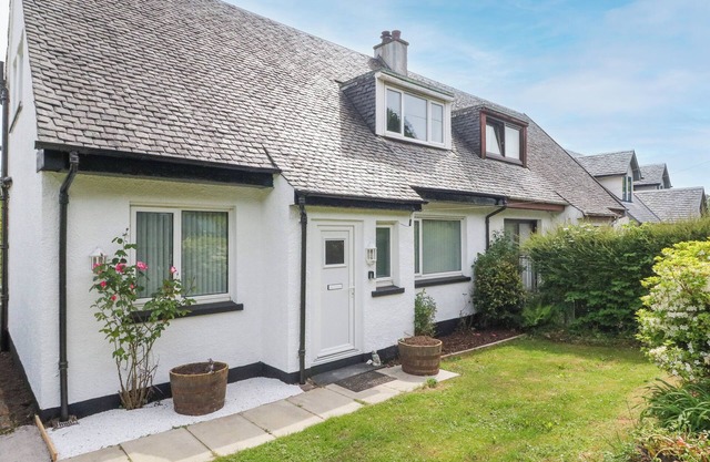 3 WHIN BANK, pet friendly, with open fire in Balvicar, Isle Of Seil