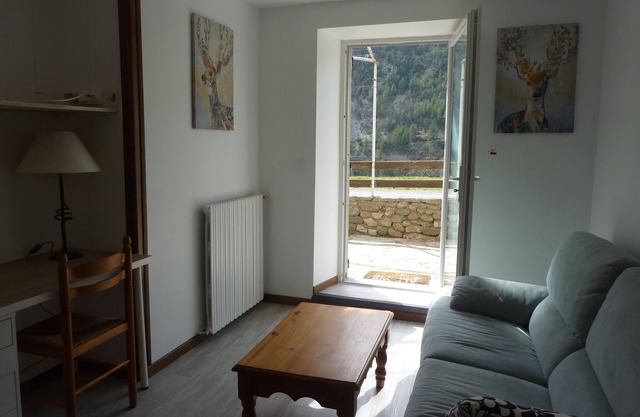 300 m from the river (swimming, canoe rental). View of the Gorges du Tarn