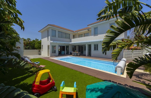 300 m² Villa ∙ 4 bedrooms ∙ 8 guests