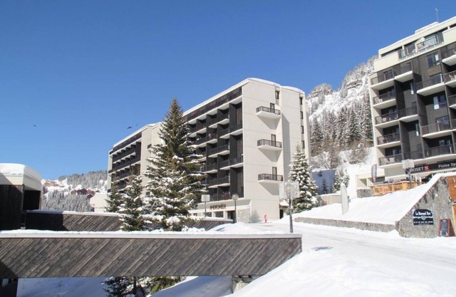 300m from resort center, 3rd floor, balcony, tv, ski locker, 25m², Flaine