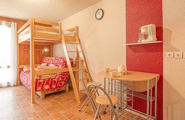 300m from ski slopes, Ground floor, balcony, tv, ski locker, 21m², Aussois
