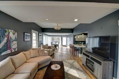 352 Massive home with Kayaks and Putt Putt