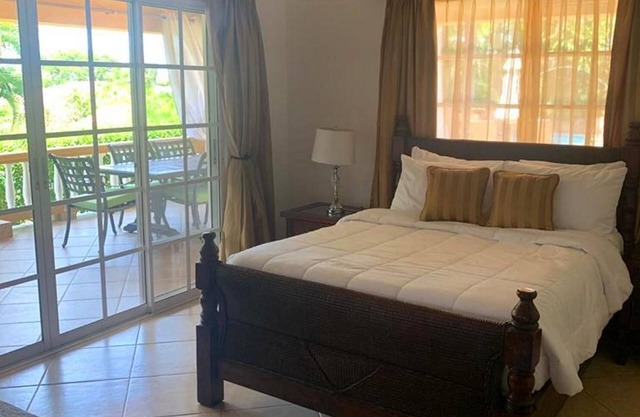 3BD guest-friendly villa near everything, private garden&pool, sports courts