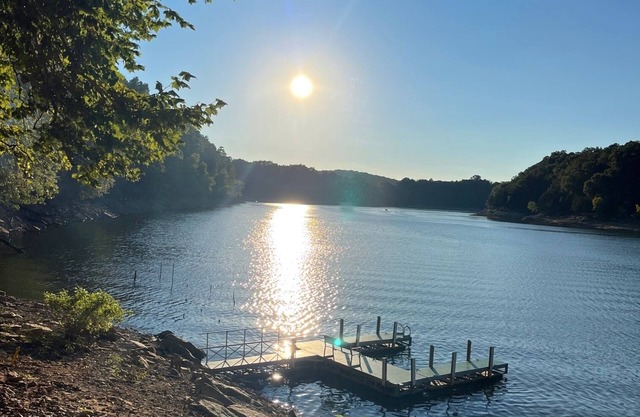 3BR 1BA cozy cottage with full kitchen, seasonal lake view, minutes to LCRH