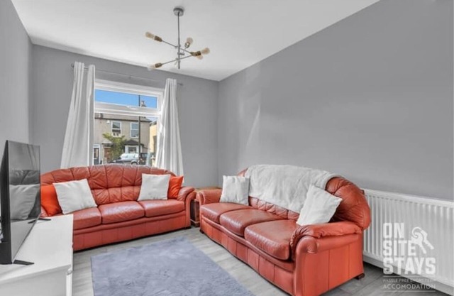 3BR, 2 bath, driveway, garden