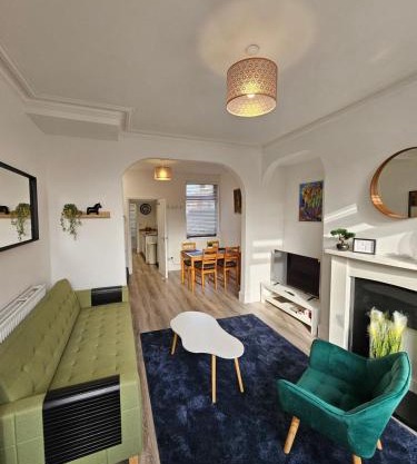 3BR, 6 min to central station, full kitchen