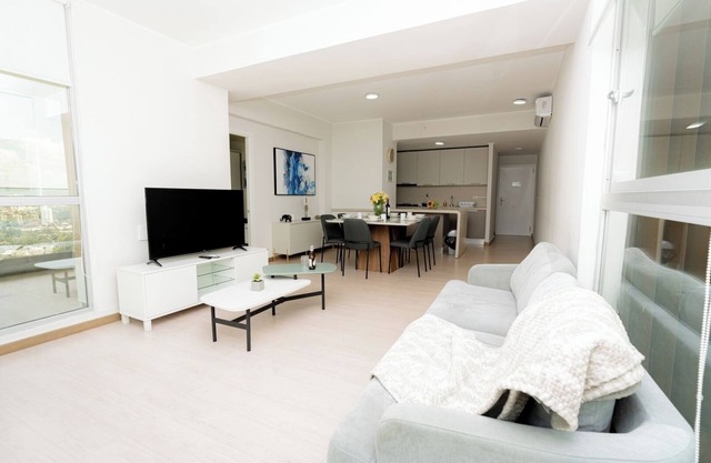 3BR Cityview apt, parking and balcony
