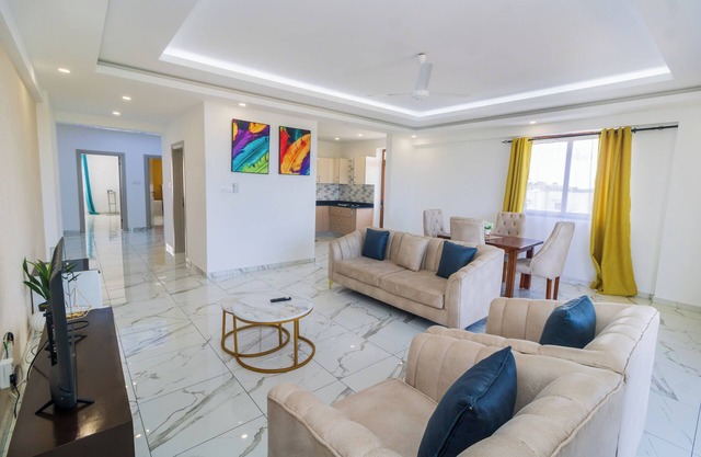 3br Luxurious apt facing beach and central to all amenities/entertainment!