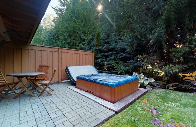 3BR | Montbello | King Bed w/Ensuite | Private Hot Tub | Cooling System | Private Deck