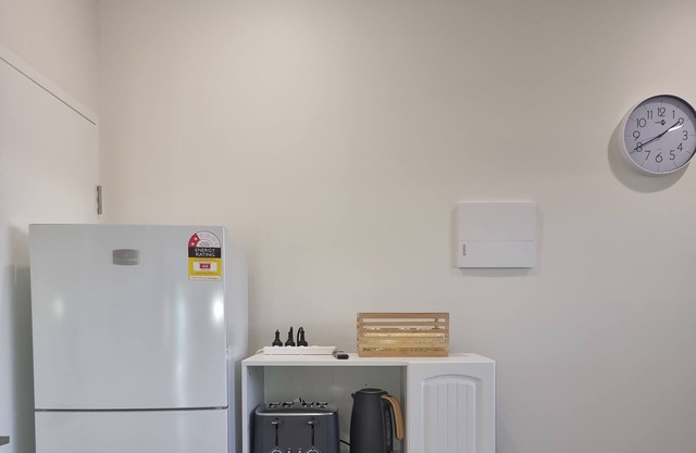 3km from CBD. One-year-old, modern, self-contained unit with a homely touch.