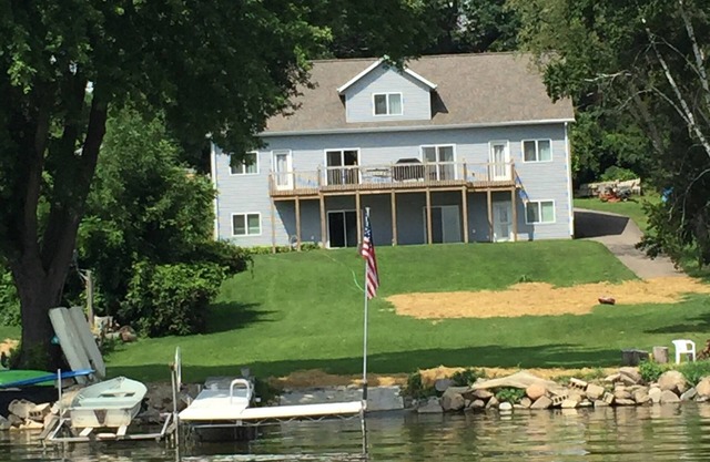 4 Bdrm 4 Bath Lake front Lake Sinissippi home
