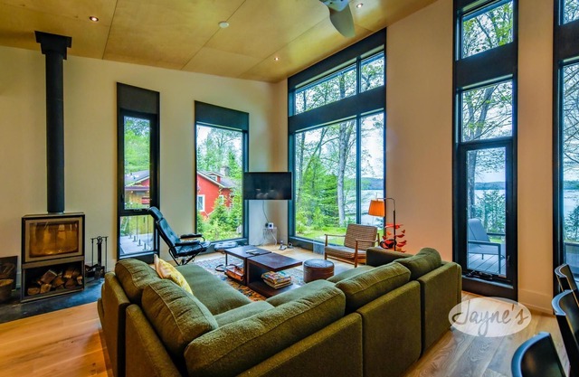 4 bedroom, 2 bath, New Build! Modern! Kawagama Lake!