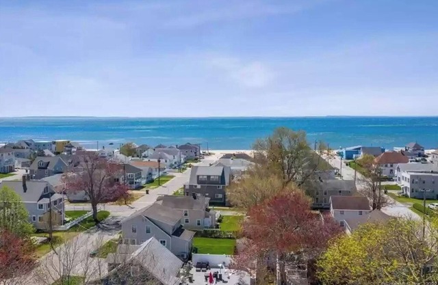 4 BED/2 BATH -PRIVATE BEACH: OLD COLONY