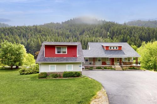 4 Bed 4 Bath Vacation home in Leavenworth