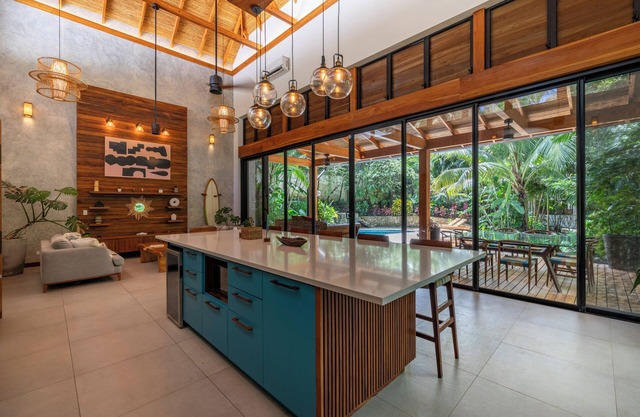 4 Bed Designer Home, 4 Min to Beach