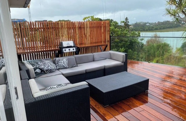 4 Bed home in Devonport views overlooking Ngataringa Bay. Spa, Firepit, Kayak.
