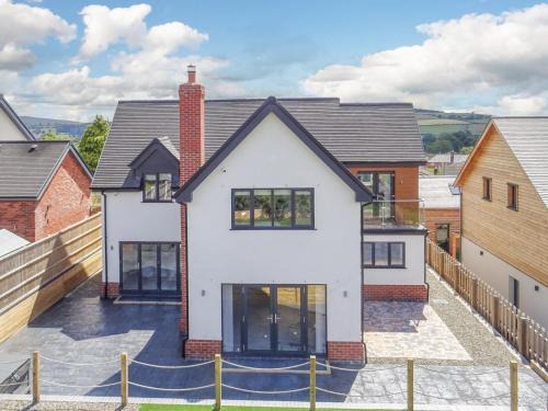 4 Bed in Bishops Castle 94072