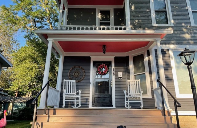 4 Bedroom, 3 Full Bathrooms - 10 Minutes to Starved Rock!