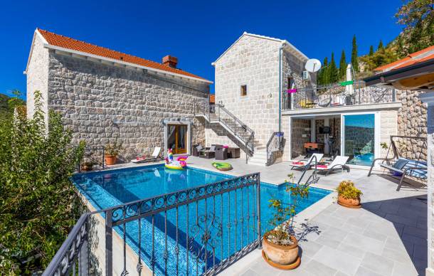 4 bedroom accommodation in Gromaca
